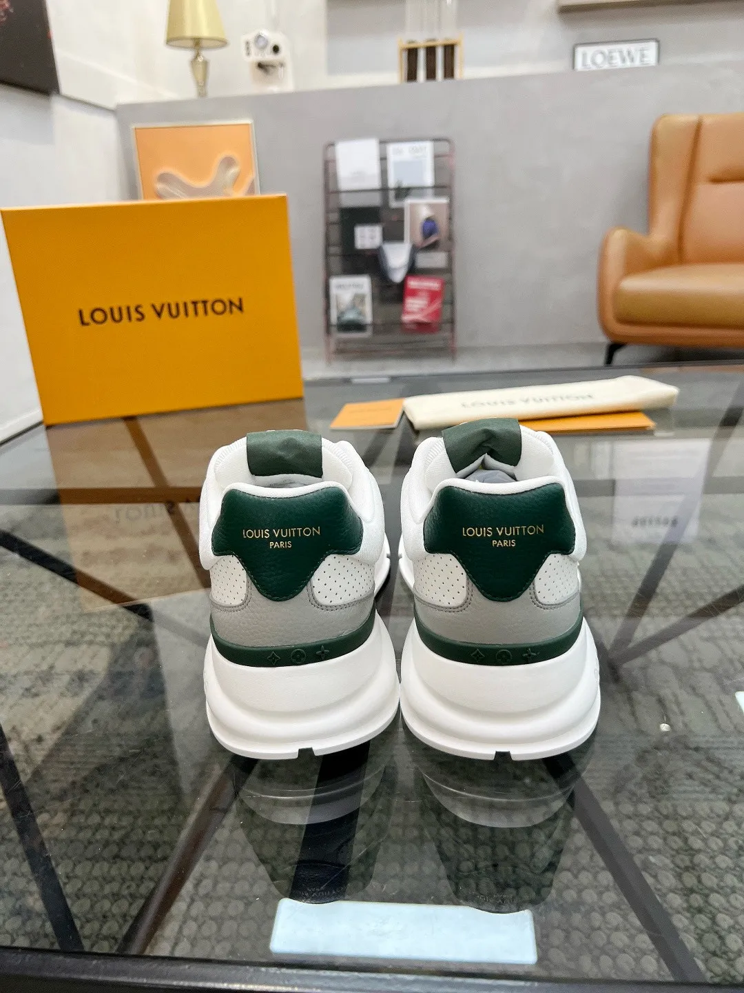 Factory price: 460💰Lv🔍Top purchasing agent🇮🇹 Road The most popular sports shoes for street men are available at the same counter. The uppers are imported cowhide fabrics from Italy, high-quality spliced colorful and complex handicrafts, imported comfortable mesh linings, soles: original soles specially provided by the original factory, T men's men's shoes 💰U foam exclusive movable molded soles are super comfortable, original factory and single goods, 🔍🔍high quality, you can enter and exit the counter at will, welcome to compare, code number 38-44, (45 customized)